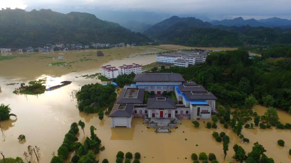 强降雨袭击南方大部 江西鄱阳河堤已现溃口